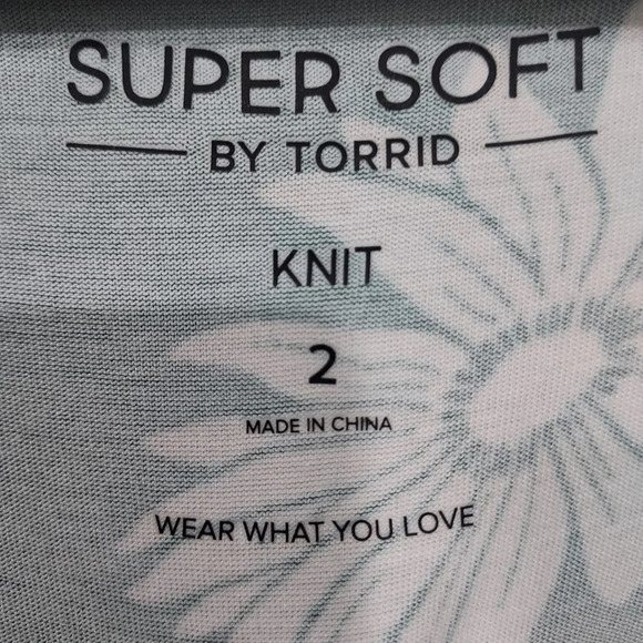 NWT Torrid Green Super Soft Tie Front Keyhole Babydoll Top in Size 2 - Picture 3 of 11